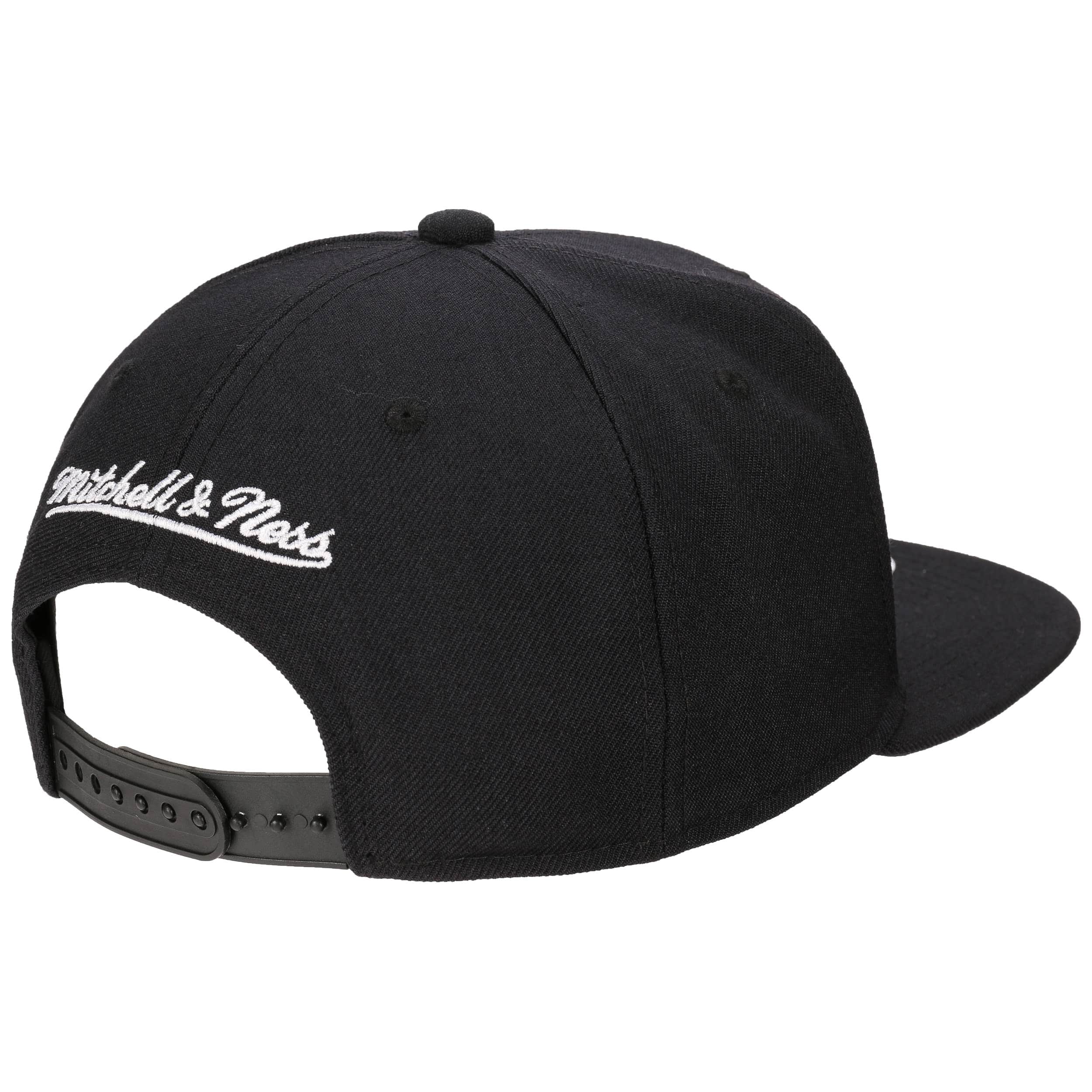 B&W Logo Bulls Cap by Mitchell & Ness - 35,95